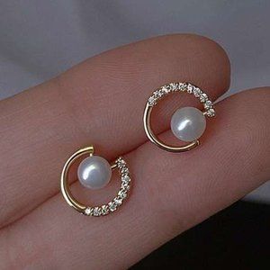 C-shaped Round Pearl Crystal Studs
